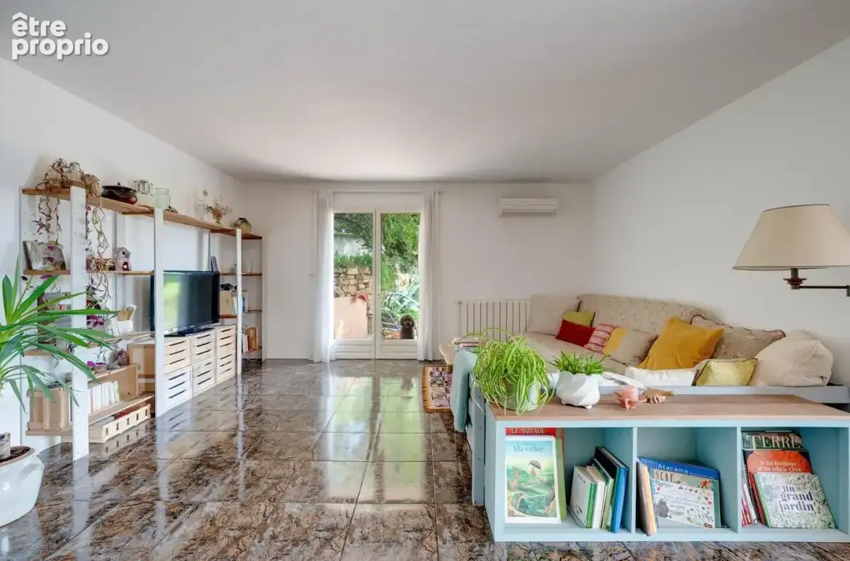 Villa T5 + T3 avec vue dégagée, piscine et immense garage - photo 13