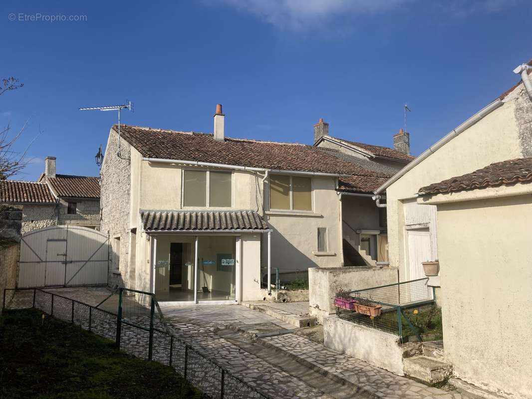 Maison à FAYE-LA-VINEUSE