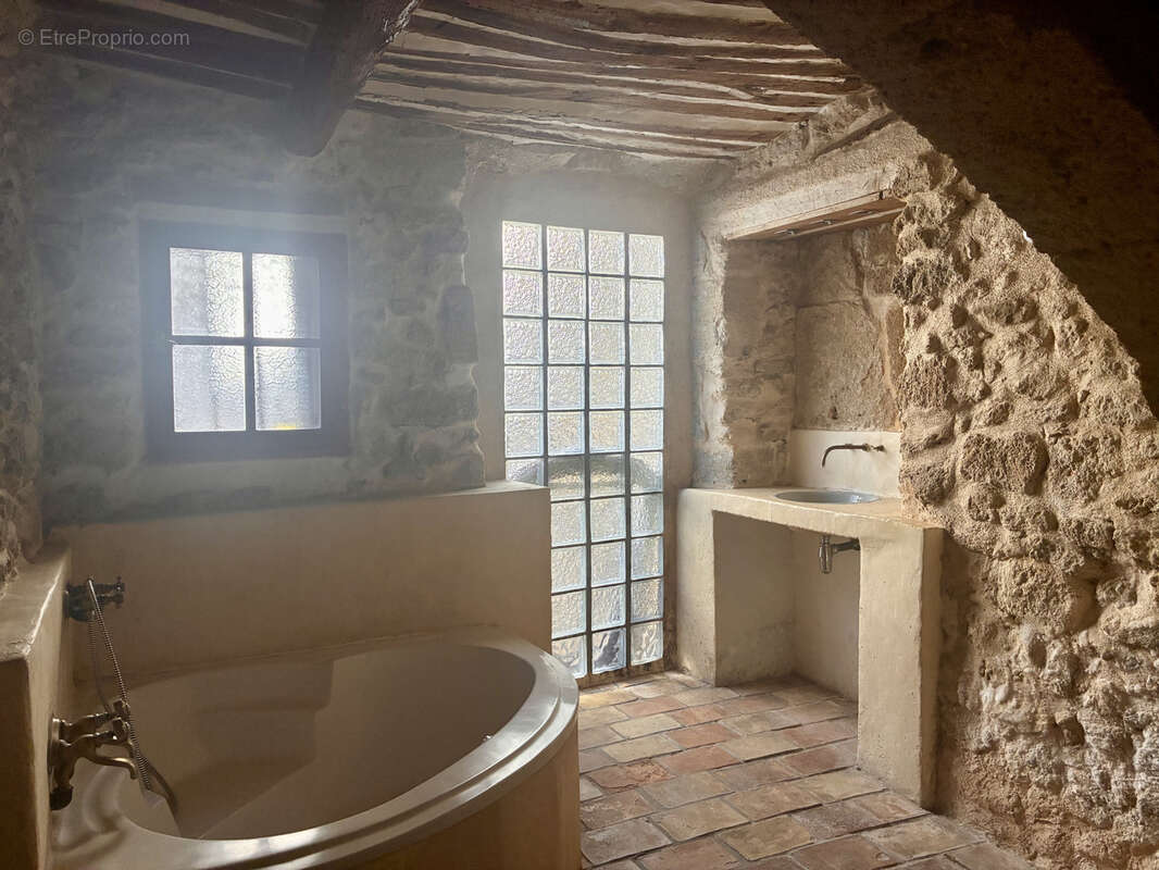 Maison à SAINT-CHAMAS