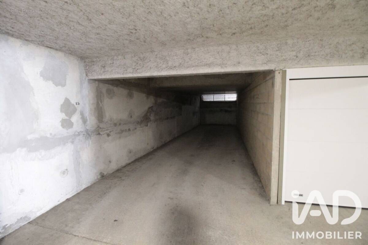 Photo 1 - Parking à REIMS