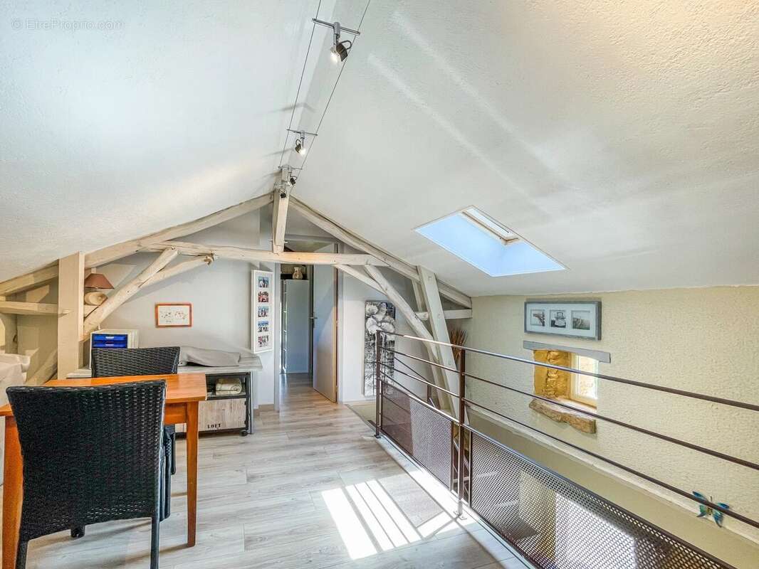 Propriété en pierre de cinq chambres avec piscine d'eau salée et oasis naturelle à Plazac. - photo 10