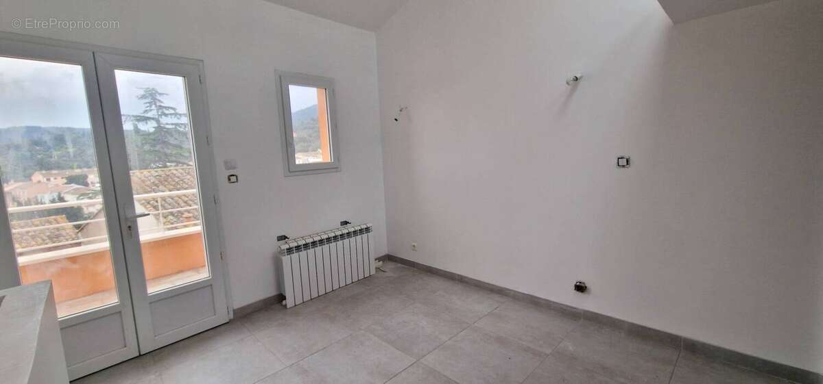 Appartement à ROQUEBRUNE-SUR-ARGENS