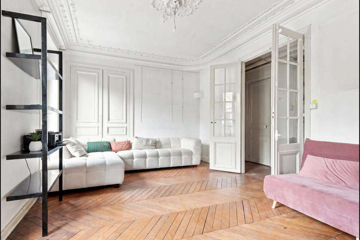 Triangle d'or du 10 eme : appartement familial à finir de rénover avec tout le charme de l'ancien - photo 2