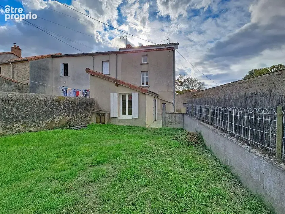 Charmante maison de bourg avec cour , terrasse et  terrain avec vue imprenable sur la campagne - photo 2