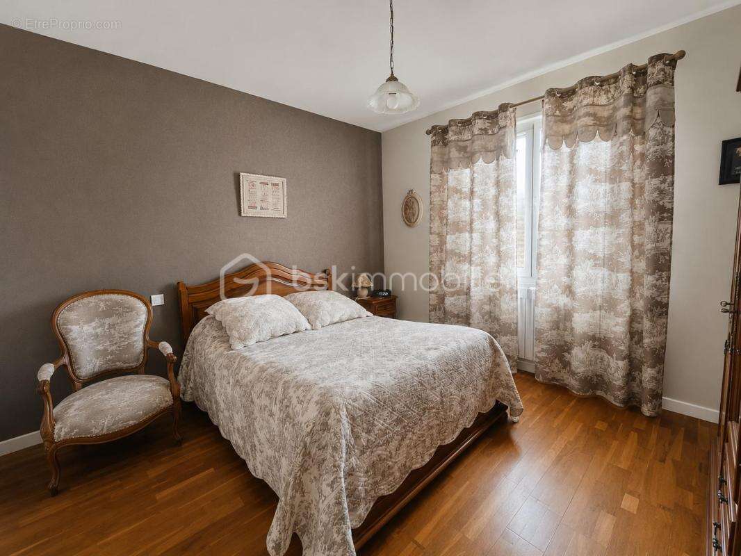 Maison familiale de 142 m² avec terrain arboré de 2 394 m², sous-sol complet et combles aménagés - photo 8