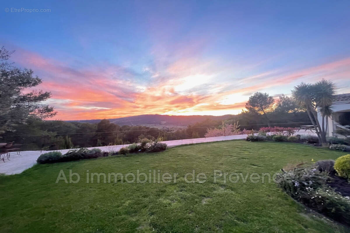 Maison 472 m² à Rognes  - photo 3