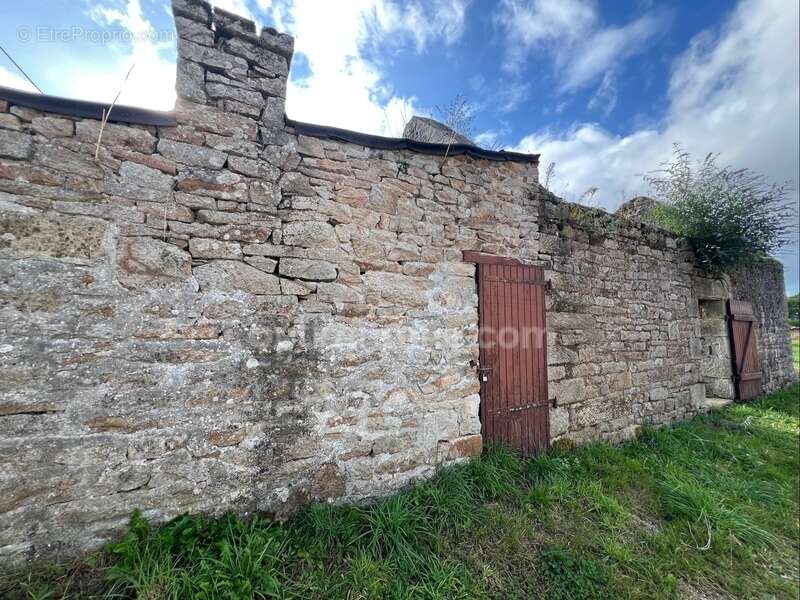 Terrain à bâtir de 830 m2 viabilisé avec bâtisses en pierre à rénover à Tourch (29) - photo 4