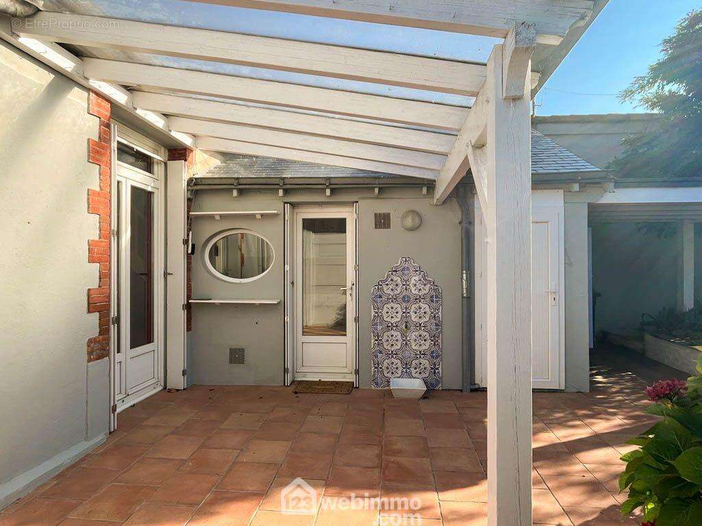 A l'extérieur, la parcelle profite d'une terrasse carrelée... - Maison à CHOLET