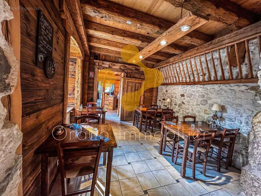 Commerce à CRUSEILLES