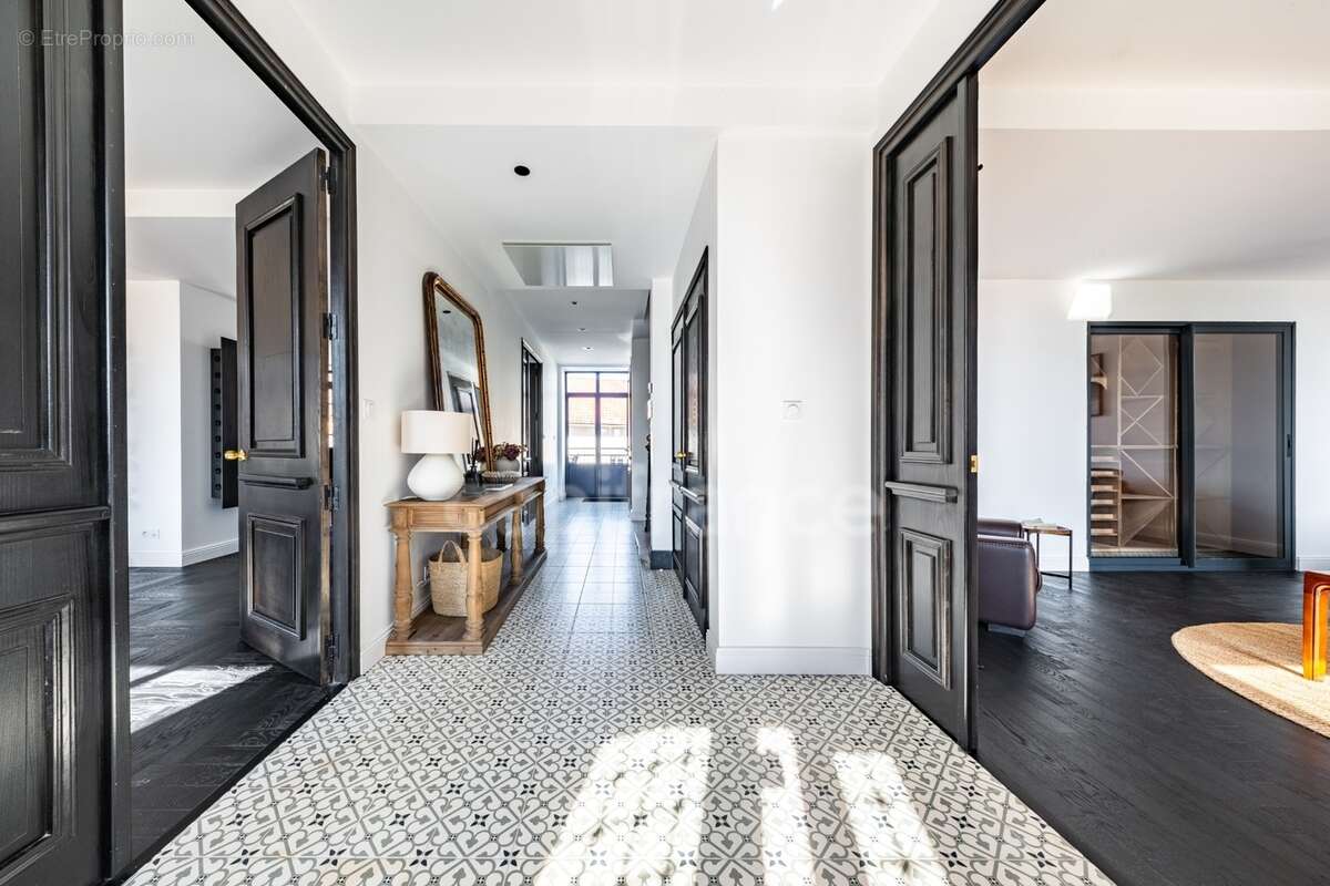 Propriété à vendre composée d'une demeure de Maitre et une deuxième maison avec piscine et jardin - photo 7