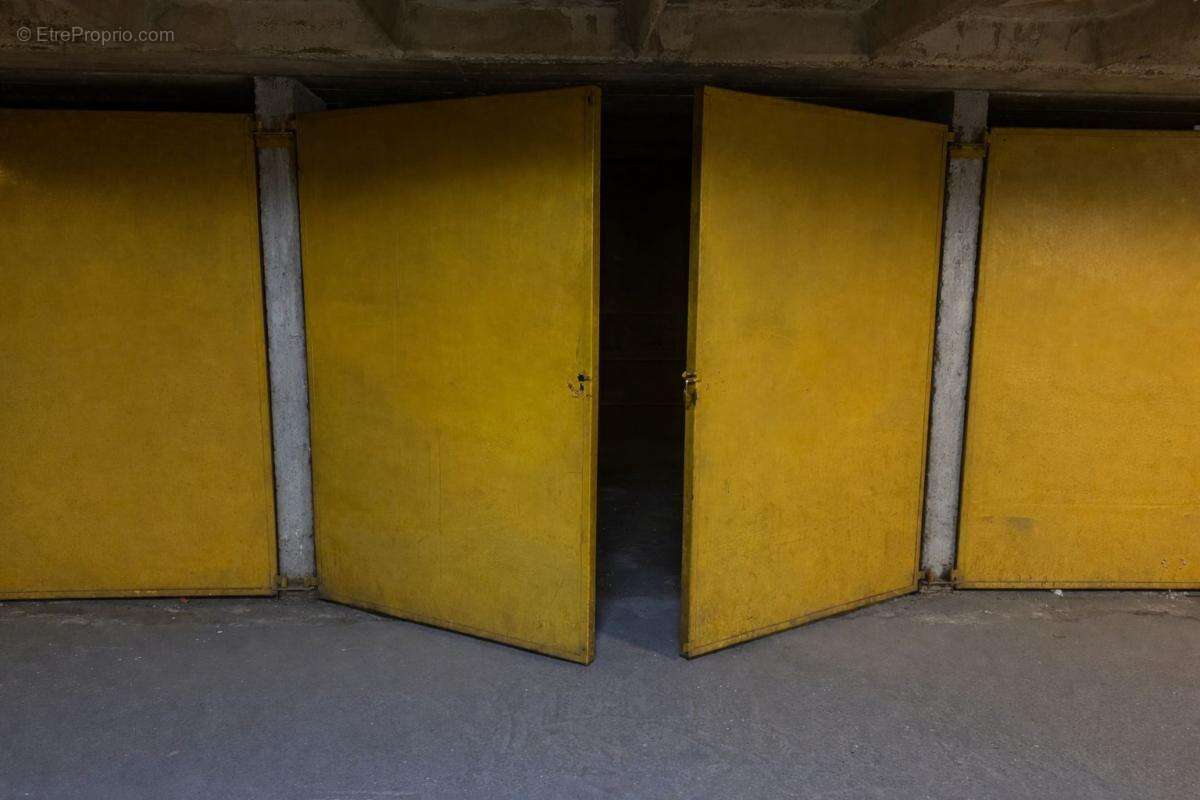 Parking à PARIS-18E