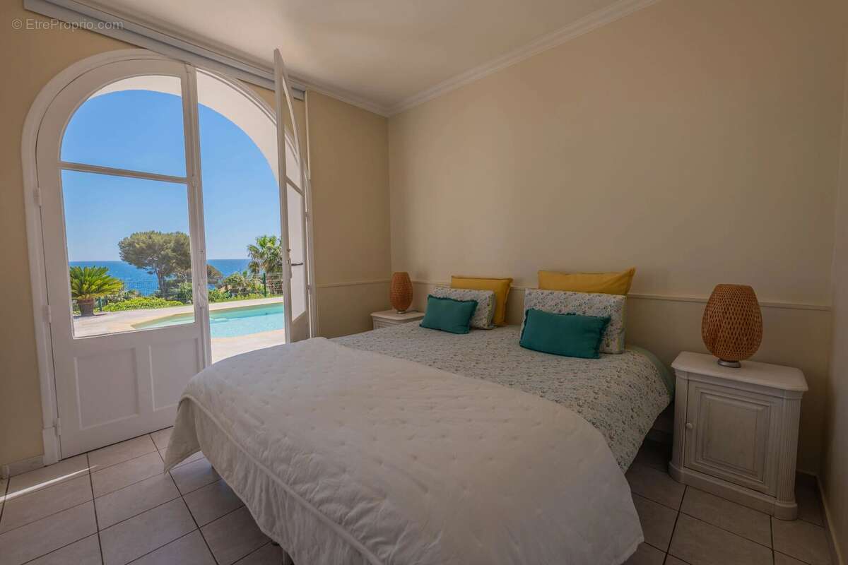 LES ISSAMBRES : Villa tout à pied avec vue mer exceptionnelle - photo 14