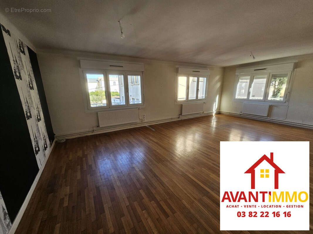 APPARTEMENT GAUCHE CHAMBRE