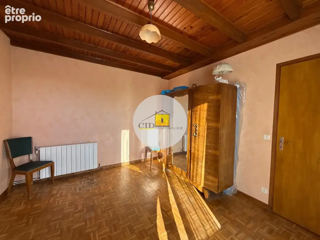 Maison 118 m2 à rénover   3 chambres, balcon, terrain clos de 370 m2 et 2 garages - photo 9