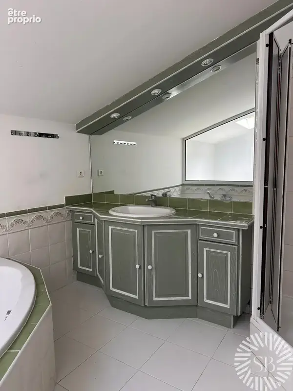 NOVES   Maison familiale 4 chambres • Piscine • 1 621 m2 de terrain • Double garage • Potentiel constructible - photo 10