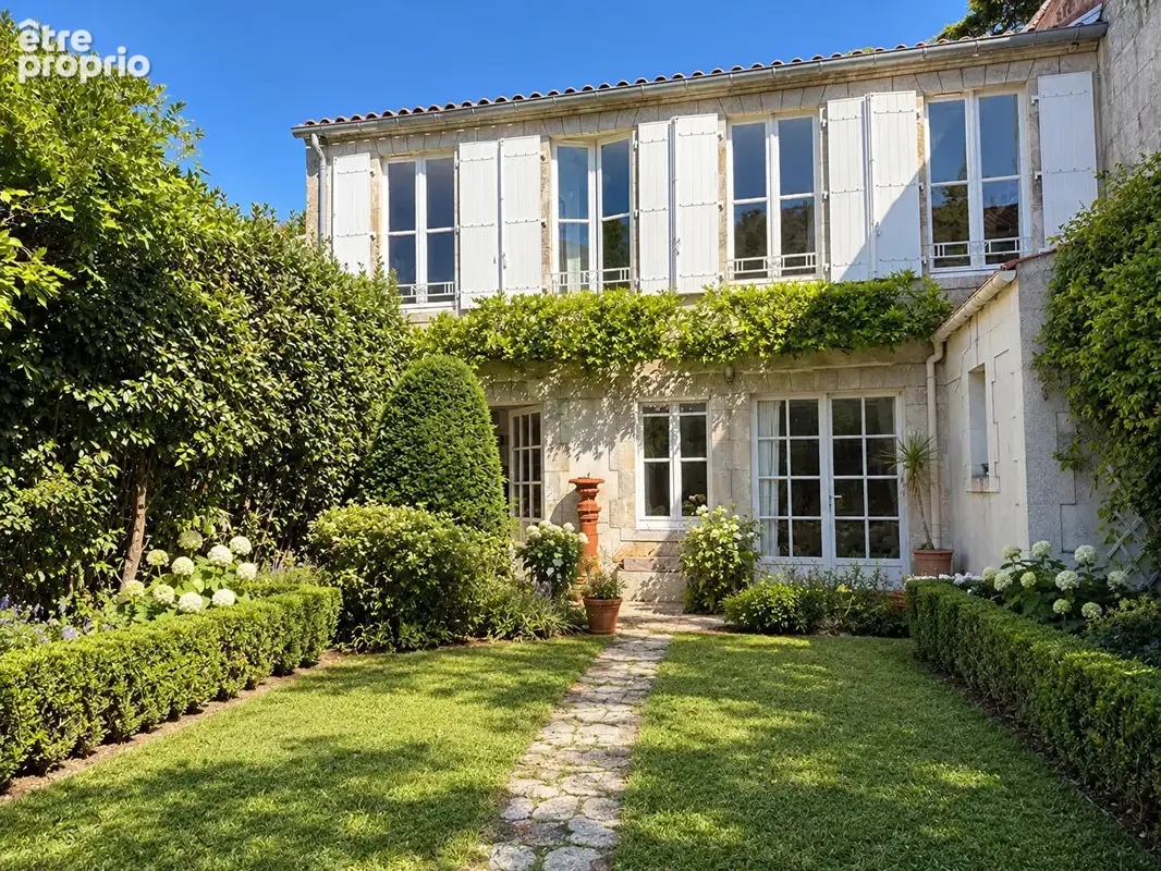 Exclusivité dans l'Hyper centre Rochefort : Maison de caractère 170m²  Jardin, Garage et dépendance aménagée - photo 12