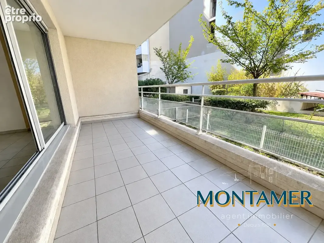 Rare T3 avec terrasse et garage au calme, en plein cœur de la rue Sainte - photo 3