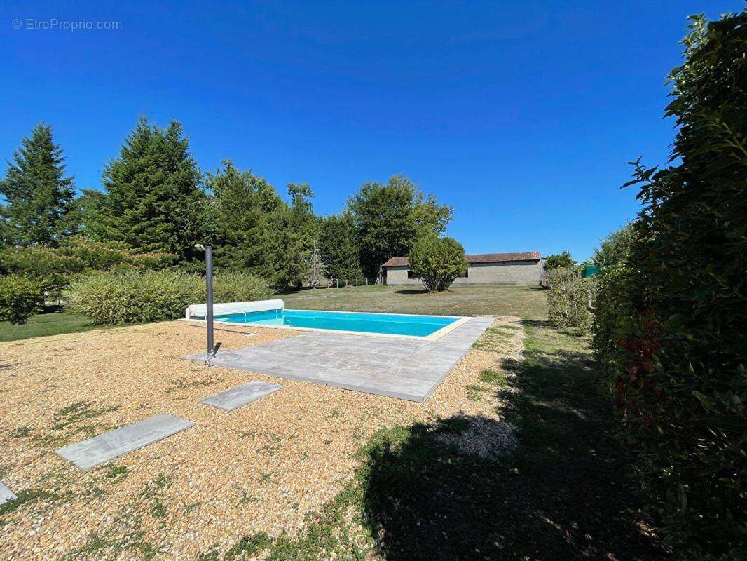 Maison à CHAMPAGNAC-DE-BELAIR