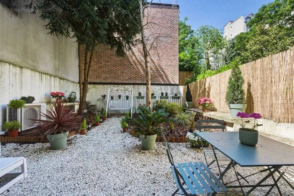 Appartement à PARIS-16E