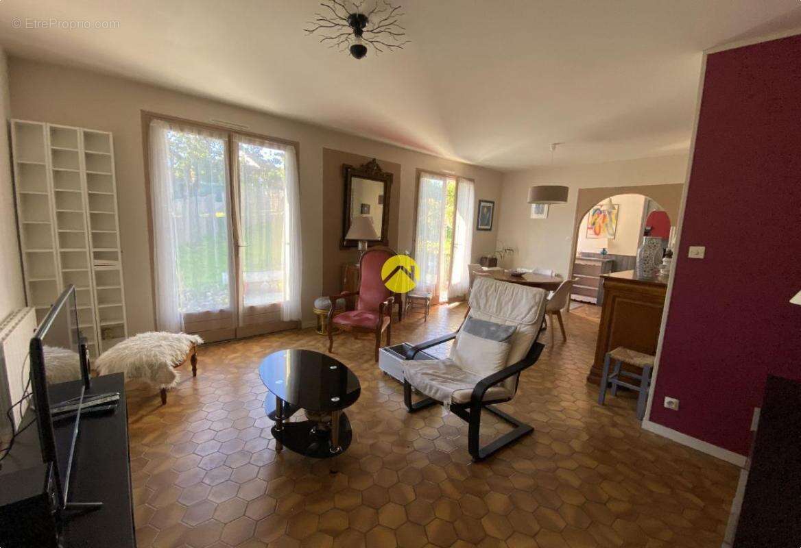 Maison à COURS-LES-BARRES