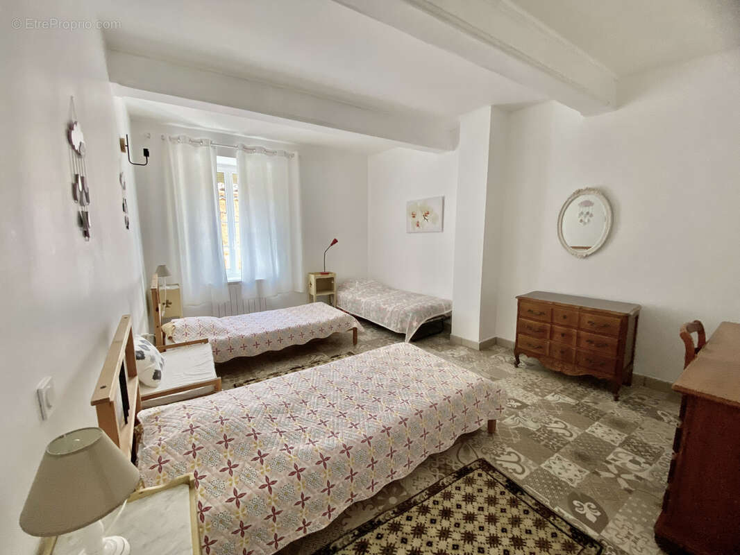 Maison à MONTOULIERS