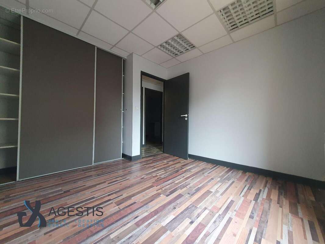   - Commerce à CASTRES