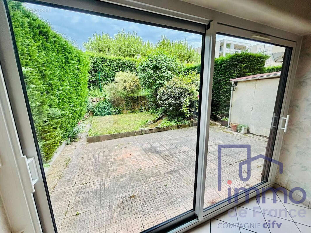 Appartement à SAINT-PRIEST-EN-JAREZ