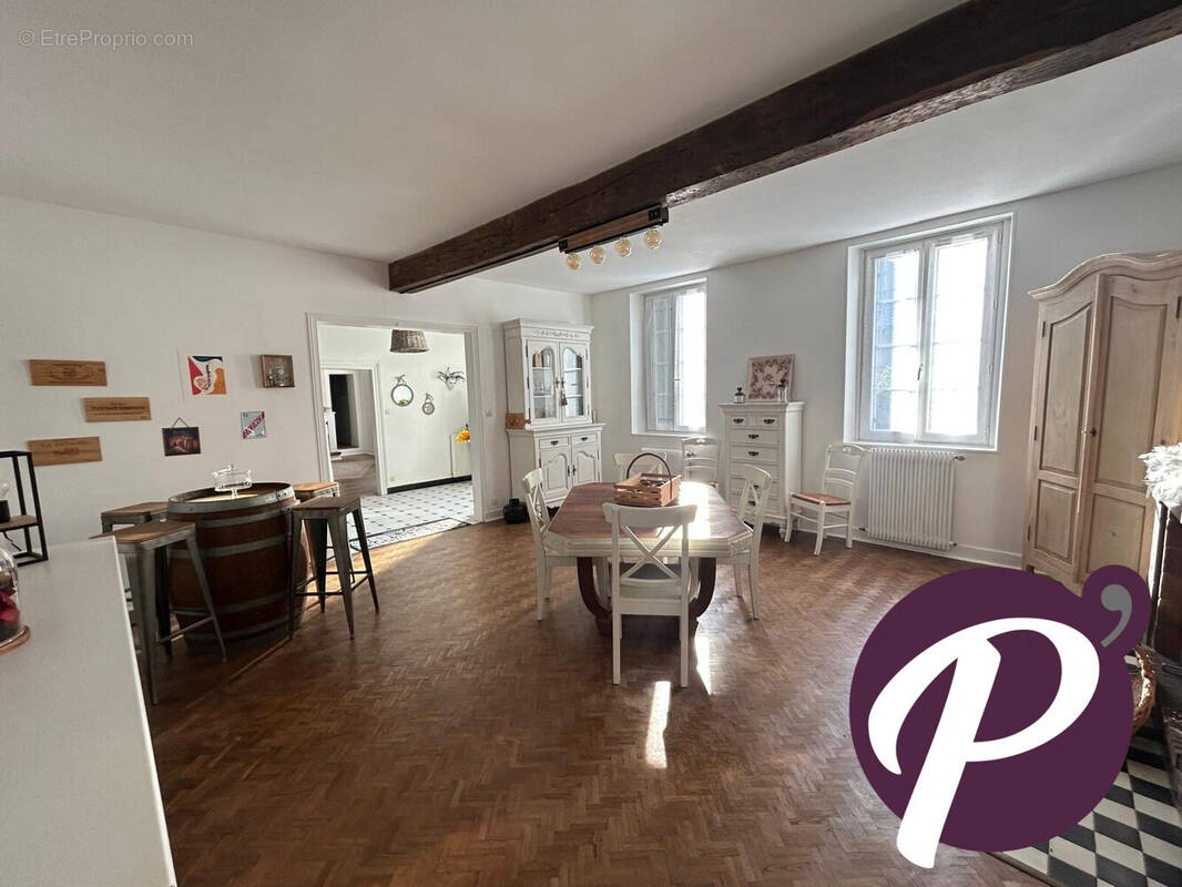 Salle à manger lumineuse - Maison à LE FLEIX