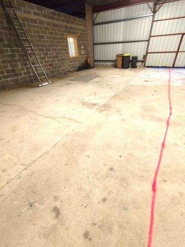 Commerce à TREMBLAY-LES-VILLAGES