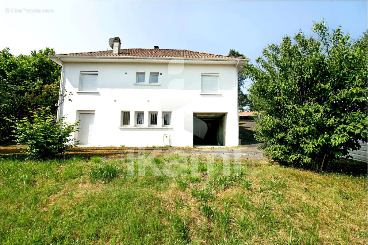 Charmante maison aux beaux volumes avec terrain et garages - photo 2