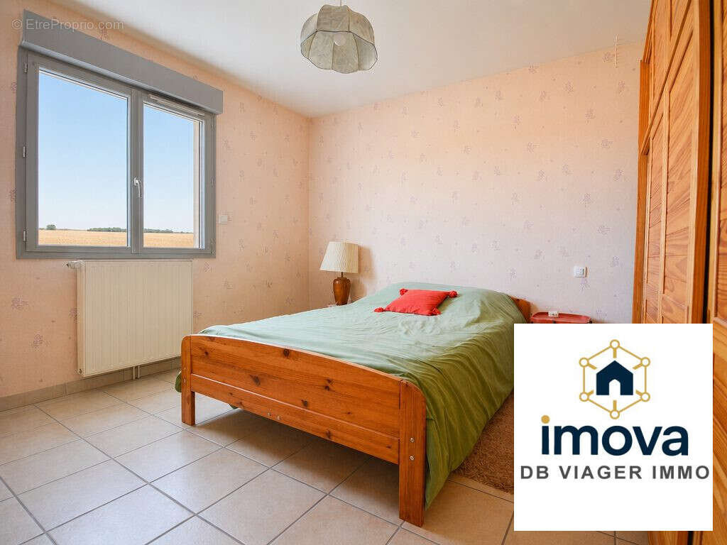 Maison 113 m² à Saint-Germain-De-Salles  - photo 5