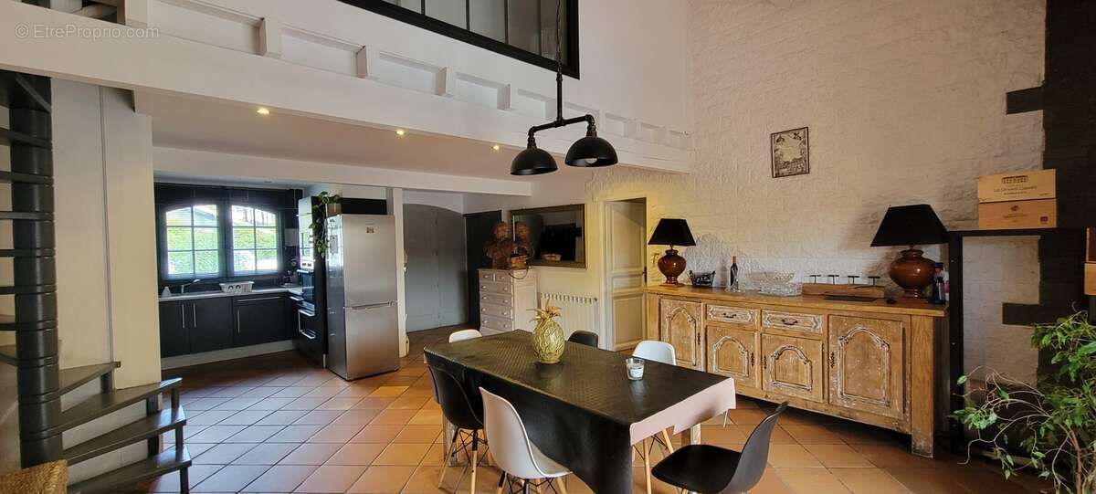 GRANDE PIECE PRINCIPALE AVEC CUISINE OUVERTE ET POËLE  - Maison à LE TEMPLE