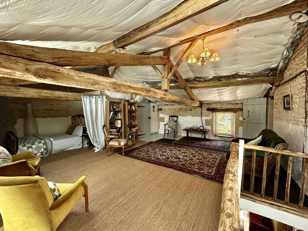 Maison en pierre de 186m2, dépendances et beau jardin - photo 10