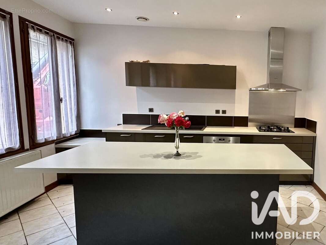 Maison 142 m² à Saint-Gaultier  - photo 4