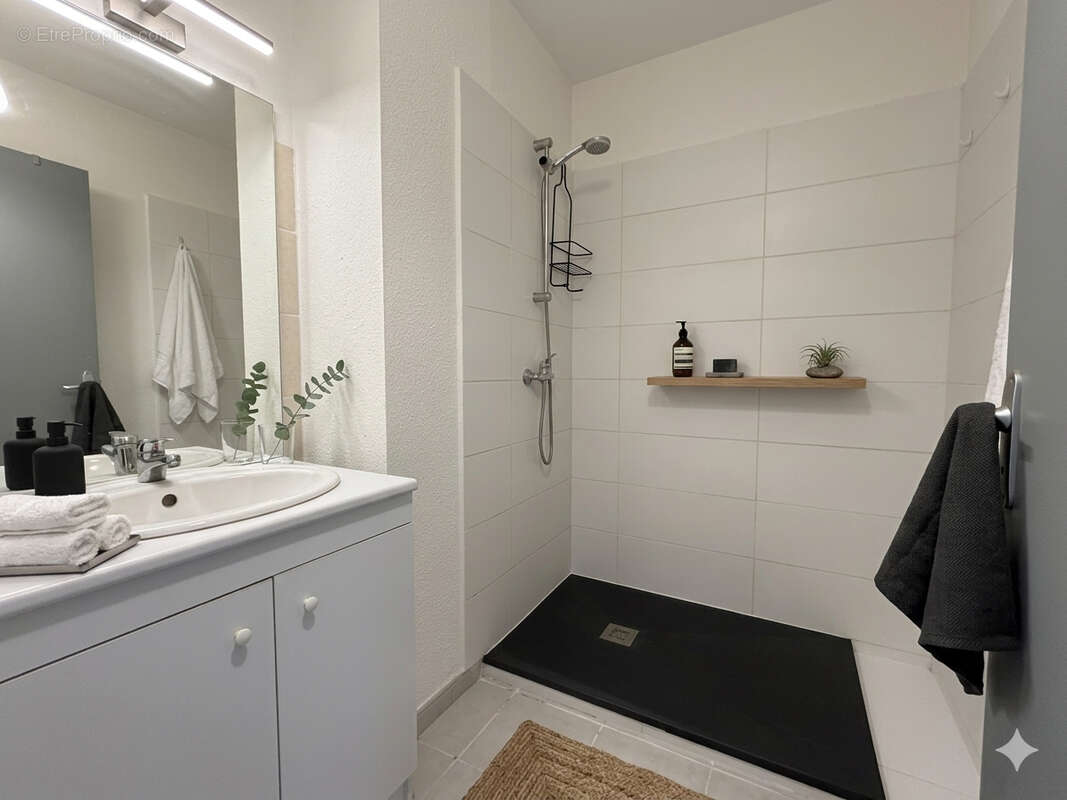 Appartement à LA ROQUE-D'ANTHERON