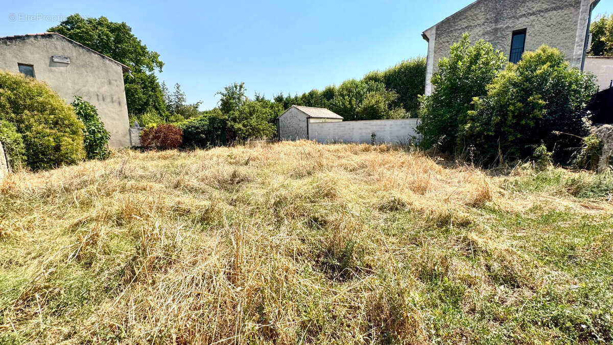 Terrain à MALEMORT-DU-COMTAT
