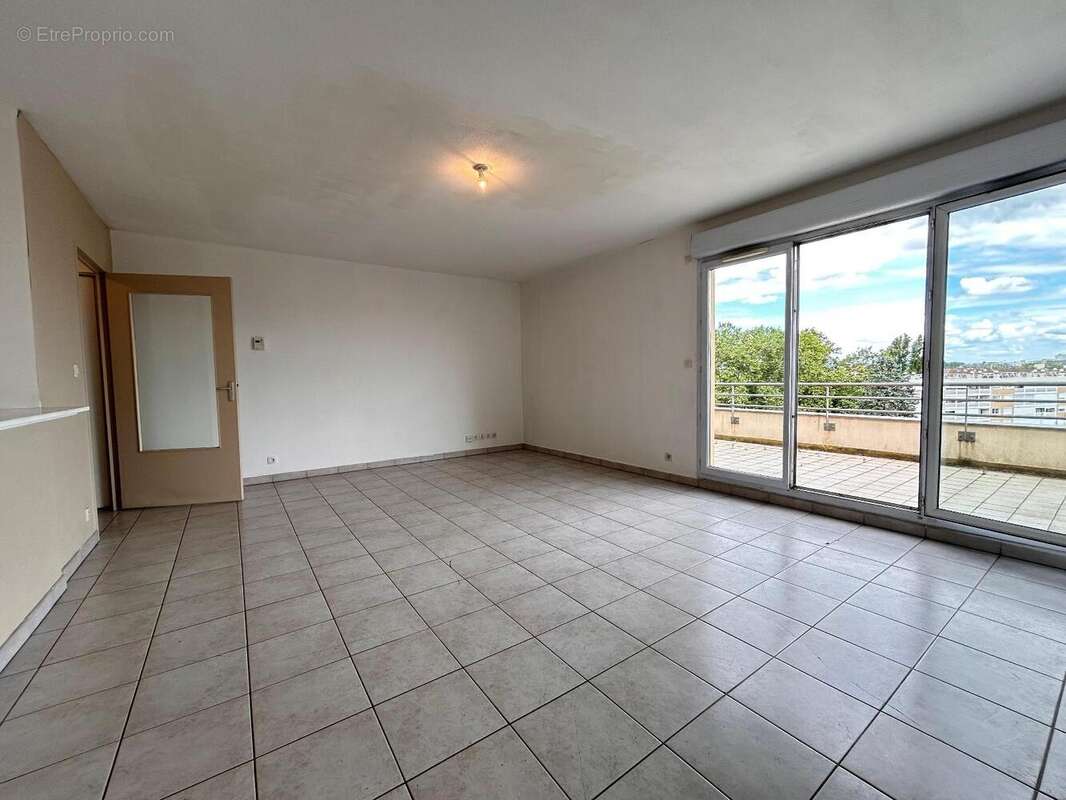   - Appartement à VILLEURBANNE