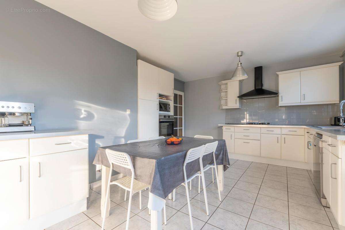 Maison 202 m² à Saint-Pavace  - photo 8