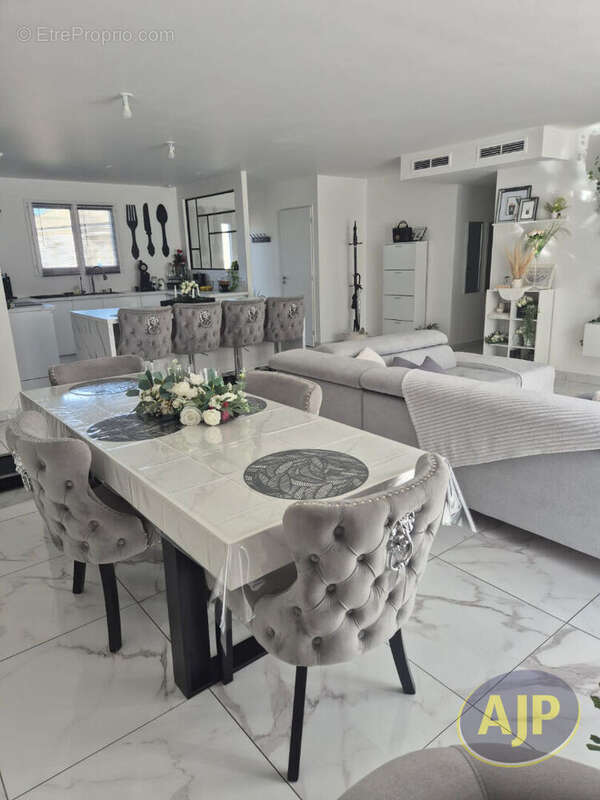 Maison à SAINT-YZAN-DE-SOUDIAC