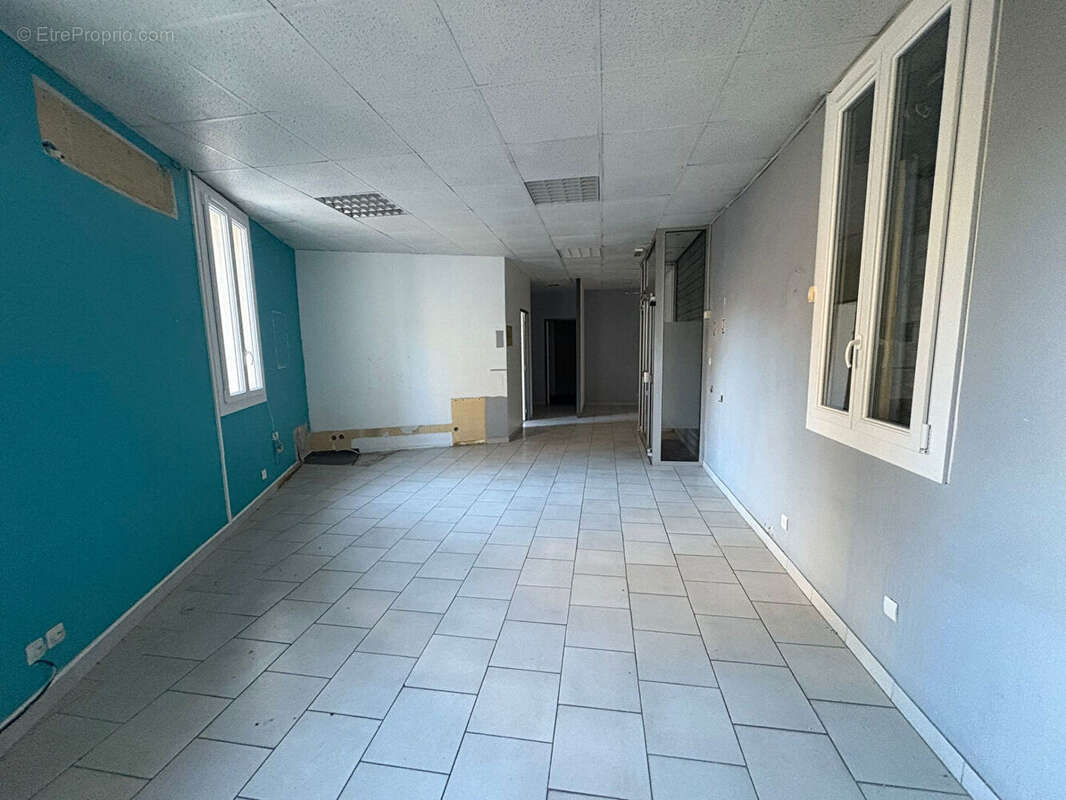 Local commercial  de 117 m² à Roquevaire - photo 4