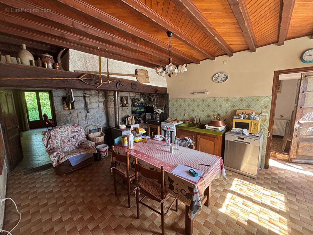 En Exclusivité ! Belle maison en pierre de 186 m² au coeur du Pays des Lacs - CHEVROTAINE - photo 3