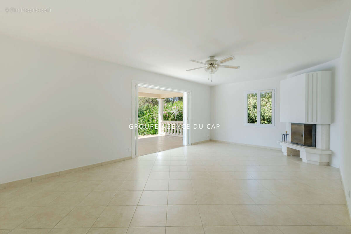 Villa de plain pied de type 6 pièces avec garage et piscine. - photo 3