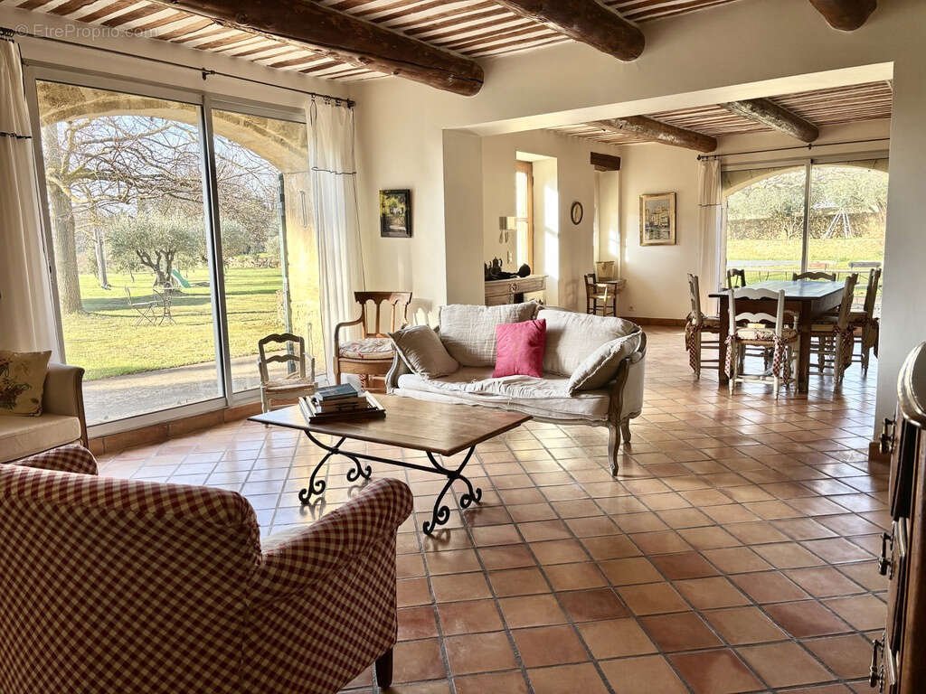 Mas rénové, avec cachet, 5 chambres sur 3500 m2 de terrain avec piscine - photo 3