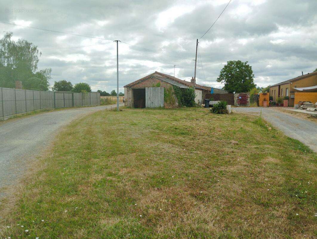 Maison à MONTREVAULT