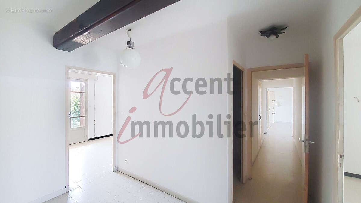 Chateaurenard : Appartement de 3 chambres avec triple balcons et parking privé - photo 13