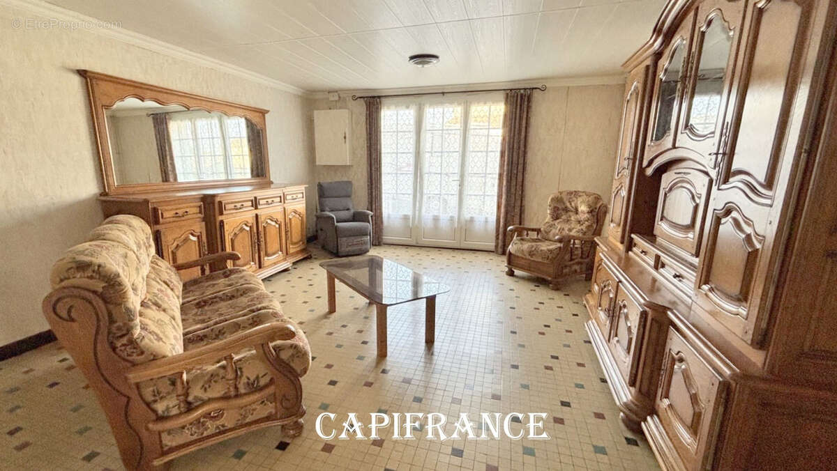 Maison charentaise en pierre à rénover - 9 pièces - 190 m² habitables - 5 chambres - Dépendances & Grenier Réhabilitable - MORAG - photo 3