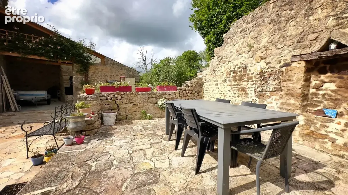 Spacieuse maison de village rénovée avec une grande grange et un généreux jardin intérieur - photo 17