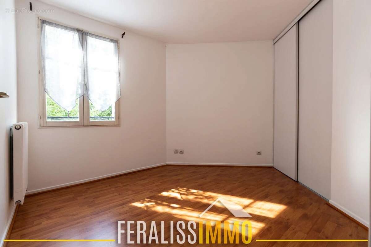 Superbe séjour pour ce F2 à 2 pas de toutes commodités ! - photo 8