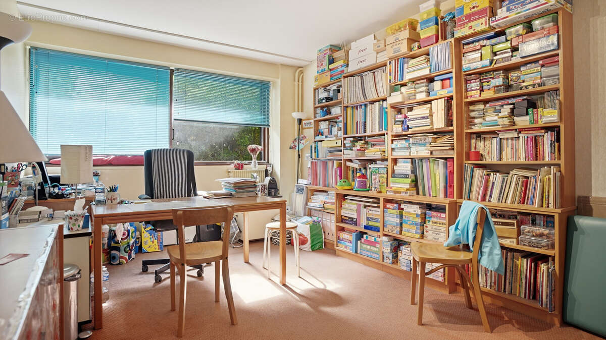 Commerce à FONTAINEBLEAU