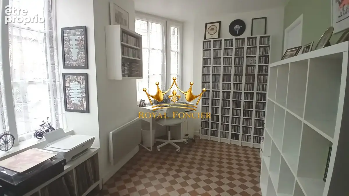 Bureau très lumineux et fonctionnel